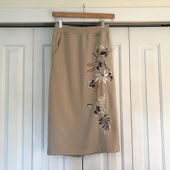 AZAZ Dresses & Skirts - Embroidery pencil skirt with pockets. Size M.